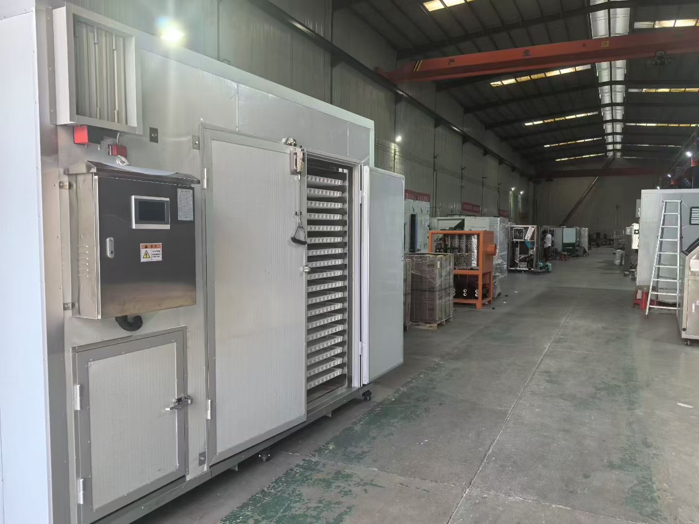 可移动一体式小烘干房，适合300-800斤物料烘干加工使用每小时只需几度电，接电即用